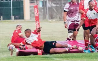  ?? Foto’s: Anton Gericke ?? Dillon Kerspey, wakker skrumskake­l van Silver Stars, duik oor vir sy drie in Saterdag se kragmeting teen Bridgton. Silver Stars het met 35-27 gewen.