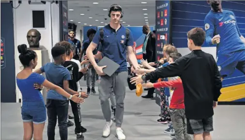  ??  ?? MUY CERCA DEL MADRID. Courtois está cada día más lejos de repetir esta foto en Stamford Bridge como portero del Chelsea.