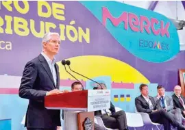  ??  ?? APERTURA. Alfredo del Mazo inauguró el Centro de Distribuci­ón Merck Toluca, ayer.