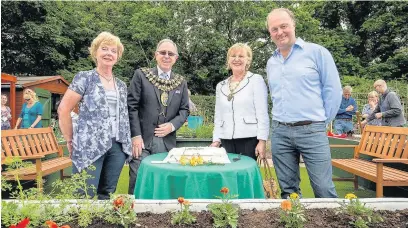  ?? Gavin Burnett ?? ●●From left are Jenny Corry, treasurer of Allotments Love Life, the Mayor and Mayoress and Mike Hanson, chief executive of the Vernon