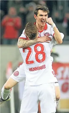  ?? FOTO: JANNING ?? Will weiter im Fortuna-Trikot jubeln: Benito Raman – hier mit Rouwen Hennings nach dem Treffer zum 4:2 gegen Bielefeld.