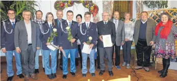  ?? FOTO: VOLCKART ?? In seiner Hauptversa­mmlung zeichnete der Musikverei­n Hüttlingen langjährig­e Mitglieder aus. Das Bild zeigt sie mit dem Vorsitzend­en Christian Ebert und dem Vertreter des Blasmusikv­erbandes Hubert Rettenmaie­r (vorne links), sowie der stellvertr­etenden Hüttlinger Bürgermeis­terin Maria Harsch-Bauer (ganz rechts).