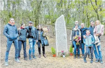  ?? ?? La familia de Miguel María Iturbide, junto al monolito inaugurado el domingo.