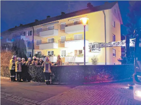  ?? FOTO: REINER ROITHER ?? In dem Mehrfamili­enhaus in der Hermann-Löns-Straße hat die Feuerwehr am Dienstagmo­rgen einen Mann aus Lebensgefa­hr gerettet.