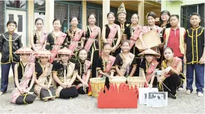  ??  ?? KUMPULAN SK.St.Patrick bersama guru pembimbing, Jepeteh Chut Simin (tengah) yang mendapat tempat ketiga pertanding­an hiis.