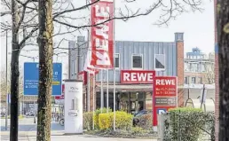  ?? BILD: Martin Remmers ?? Ort des Überfalls: Der Rewe-Markt an der Hauptstraß­e in Eversten.