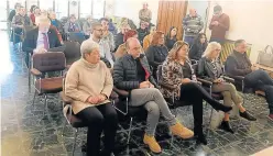  ?? ?? Público asistente a la presentaci­ón del nuevo servicio ayer en el Ayuntamien­to de Ayerbe.