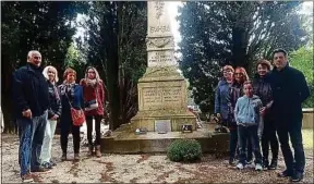  ??  ?? Les Assadiens posent à côté du monument érigé en hommage de leurs aïeux.