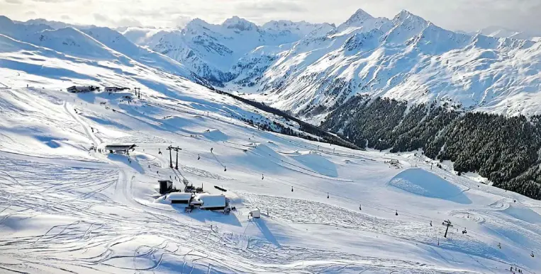  ?? FOTOS: LUDGER OSTERKAMP ?? Wem kribbelt’s da nicht in den Beinen?
Die Bergstatio­n Jakobshorn in Davos liegt auf 2.590 Metern. Doch der Betrieb der Bergbahnen frisst eine Menge Strom.