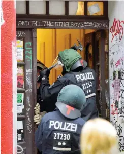  ?? Foto: nd/Ulli Winkler ?? Die Polizei hatte Probleme beim Aufbrechen der Tür.