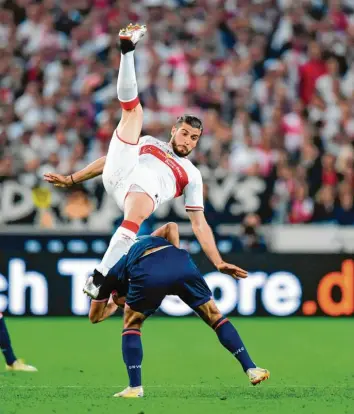  ?? Foto: Thomas Kienzle, afp ?? Im Hinspiel hebelten die Berliner den VfB häufig aus. Sebastian Andersson (unten) und Emiliano Insúa treffen am Montag erneut aufeinande­r – und dann mindestens ein Jahr nicht mehr.