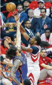  ?? Mark Mulligan / Houston Chronicle ?? El pivote brasileño Nené Hilario (der.) intenta un tiro ante la marca de Steven Adams durante el triunfo de los Rockets en el Toyota Center de Houston que definió el martes la serie de playoffs frente al Oklahoma City Thunder.