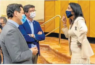  ?? FOTOS: JULIO MUÑOZ ?? Juanma Moreno y Juan Marín, conversand­o ayer con Marta Bosquet antes del inicio del Pleno.