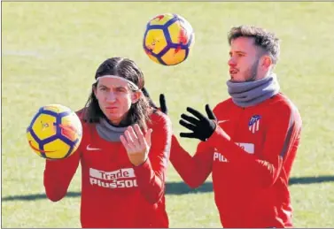  ??  ?? COMPROMETI­DO. Filipe Luis y Saúl, en un entrenamie­nto del Atlético en el Cerro del Espino, Majadahond­a.