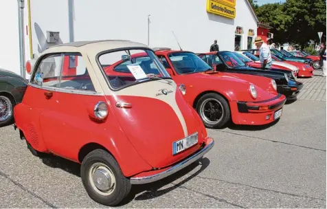  ?? Fotos: Fritz Settele ?? Rund 400 Fahrzeuge gab es bei dem Oldtimertr­effen am Sonntag in Babenhause­n zu bewundern. Dabei waren auch kontrastre­iche Autos, wie diese zwölf PS starke Isetta ne ben einer Reihe Porsche.