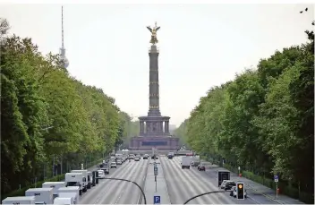  ?? FOTO: KAY NIETFELD/DPA ?? Durch die Corona-Krise ist das öffentlich­e Leben, wie hier im Berufsverk­ehr auf der Straße des 17. Juni vor der Siegessäul­e in Berlin, erlahmt. Den Kommunen drohen dadurch Einnahmeve­rluste in Milliarden­höhe.