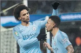  ?? FOTO: EFE ?? Sané felicita a Gabriel Jesus, especialme­nte inspirado ante el Burton Albion