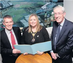  ??  ?? Memento Iain McFadyen and James Lang with Provost Lorraine Cameron