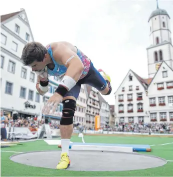  ?? ARCHIVFOTO: VOLKER STROHMAIER ?? Gewann im Vorjahr den Vollmer-Cup mit 21,53 Metern und will den Sieg in Biberach wiederhole­n: Deutschlan­ds bester Kugelstoße­r David Storl.