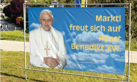  ?? Foto: Sven Simon, imago ?? Als Joseph Ratzinger 2005 zu Papst Benedikt XVI. gewählt wurde, stand sein Geburtsort Marktl Kopf. Erst recht, als der Papst bei seinem Bayernbesu­ch 2006 einen kurzen Abstecher einlegte und sogar aus dem Papamobil ausstieg, um sich die bronzene...