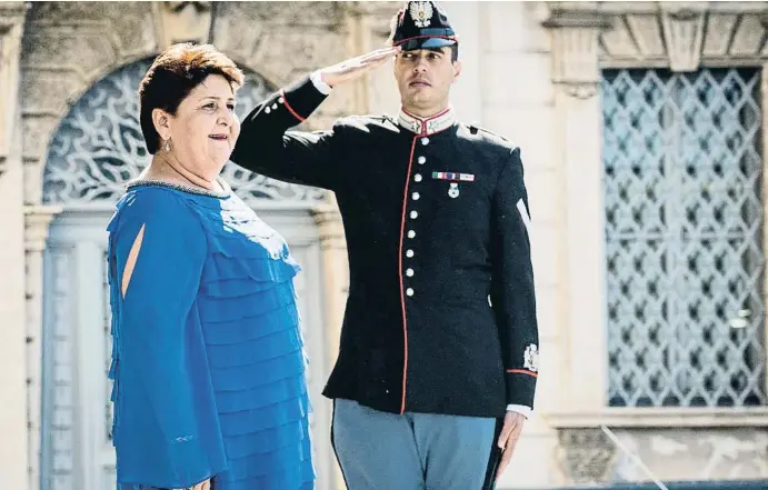  ?? NURPHOTO / GETTY ?? Teresa Bellanova, con el vestido azul eléctrico que eligió para jurar el cargo y que fue objeto de críticas por parte de los tertuliano­s de la derecha