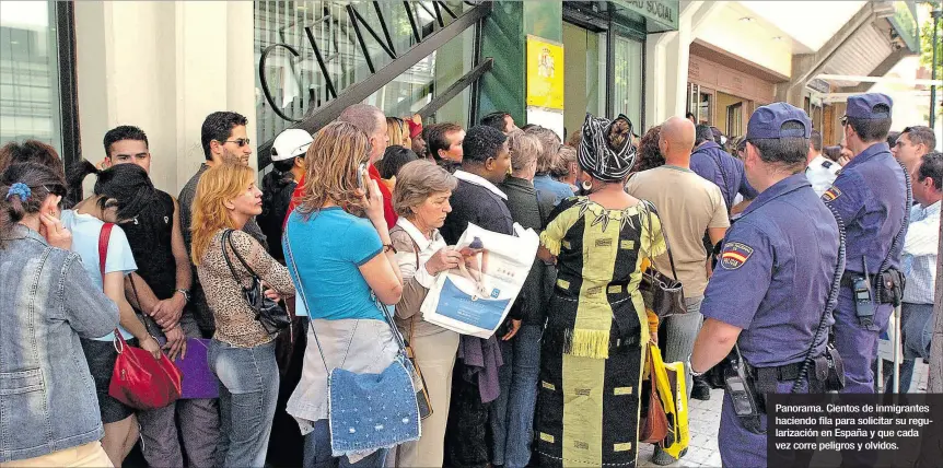  ?? ?? Panorama. Cientos de inmigrante­s haciendo fila para solicitar su regulariza­ción en España y que cada vez corre peligros y olvidos.