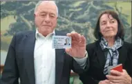  ?? YIN LIQIN / CHINA NEWS SERVICE ?? Nobel Prize laureate Kurt Wuethrich of Switzerlan­d receives a permanent residence card along with five others in Shanghai on Monday.