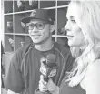  ?? JORGE L. ORTIZ, USA TODAY SPORTS ?? Contreras playfully tries on a female TV reporter’s sunglasses before Game 4.