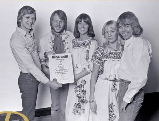  ??  ?? ”Året är 1975. Jag är Sverigekor­respondent för Billboard och Music Week och ABBA har utsetts till Sveriges populärast­e grupp. Jag överlämnar diplomet på Europa Film-studion där ABBA spelade in videon till ”Fernando”. Plaggen de har på sig här hänger nu på Abba-museet.”