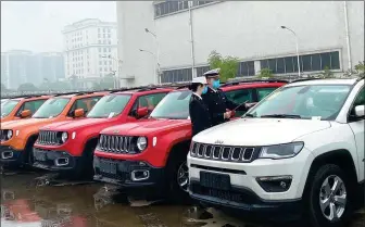  ?? PU XUAN / FOR CHINA DAILY ?? Customs officials check declaratio­n forms of some Jeep models, made by GAC Fiat Chrysler Automobile­s Co Ltd, at a bonded logistics park in Guangzhou in March. These models were exported to the Philippine­s.