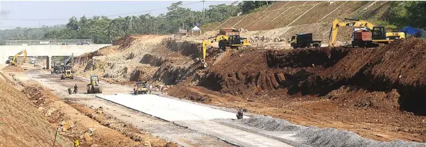  ?? BOY SLAMET/JAWA POS ?? DIKEBUT: Pengerjaan akses exit tol Solo– Salatiga di wilayah Plumbon pada 9 Mei lalu. Gerbang tol sementara Plumbon menjadi perbatasan antara tol operasiona­l (berbayar) dan fungsional (gratis).