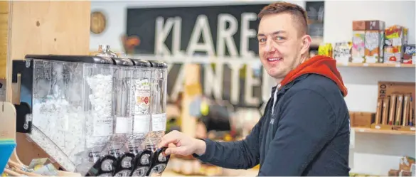  ?? FOTO: ALEXANDER KAYA ?? Vier Jahre lang verkaufte André Wieland unverpackt­e Lebensmitt­el in seinem Geschäft Klare Kante in Weißenhorn. Anfang August ist Schluss.