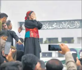  ?? AP ?? A woman supporter of the ruling Prime Minister Imran Khan’s Tehree-e-insaf political party prays, as people gather outside the National Assembly ahead of the confidence vote in Islamabad, Pakistan.