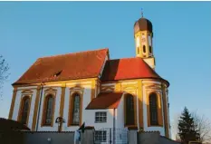  ?? Fotos: Manuela Schmid (2)/Thorsten Jordan ?? Die Pfarrkirch­e St. Matthäus in Kinsau ist derzeit gesperrt. Das Foto oben zeigt den Innenraum mit dem Hochaltar, das Foto unten rechts den Hinweis der Kirchensti­ftung, dass das Gotteshaus nicht betreten werden darf.