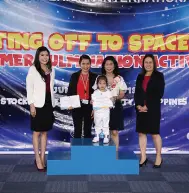  ??  ?? PHONIC Astronomer Gabrielle Beunaventu­ra with grandmothe­r, Nina Nicole Hao Bian, Edina Libres and Devina Galleto