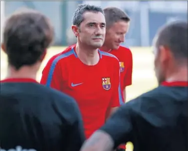  ??  ?? NUEVA AVENTURA. Valverde comenzó ayer a trabajar con el Barça y a conocer a su nueva plantilla.