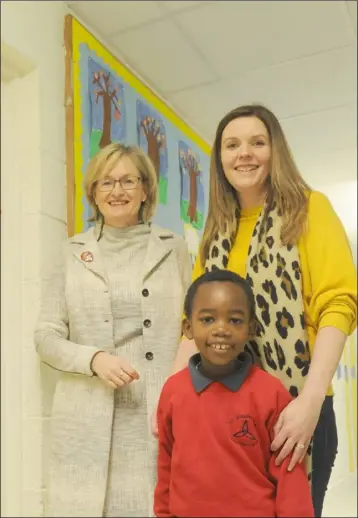  ??  ?? Mairead McGuinness MEP with teacher, Janice Faherty and pupil, Tawana Muchegwa in St. Joseph’s National School.