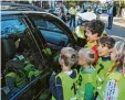  ?? Foto: Michael Hochgemuth ?? Zitrone oder etwas Süßes? Schulkinde­r durften am Mittwoch Autofahrer tadeln oder loben.