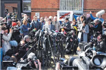  ?? FOTO: DPA ?? Großes Medieninte­resse: Carles Puigdemont vor der Justizvoll­zugsanstal­t Neumünster.
