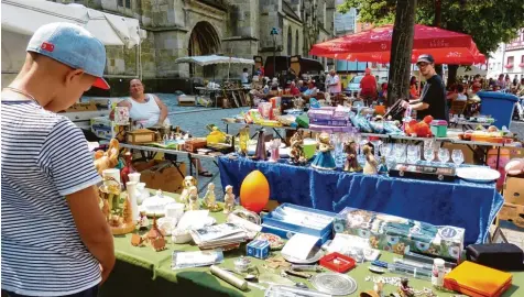  ?? Fotos: Ronald Hummel ?? Von Dekoration­sartikeln über Kleidung, Spielzeug, Kaffee und Kuchen gab es an den Ständen des Nördlinger Altstadtfl­ohmarkts am Samstag wieder allerlei Dinge zu entde cken. Während der Mittagszei­t schreckte das heiße Wetter einige Besucher ab, doch in den frühen Morgenstun­den herrschte umso mehr Betrieb.