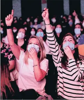  ?? XAVIER CERVERA ?? Dos fans durante una de las actuacione­s en el Sant Jordi Club