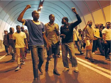  ?? (foto Magnenet / Afp e Alessi / Ansa) ?? Tensione Scontri tra i migranti e le forze dell’ordine ieri a Ventimigli­a vicino al confine con la Francia. Gli stranieri sono stati respinti dai francesi: diversi di loro sono fuggiti sugli scogli