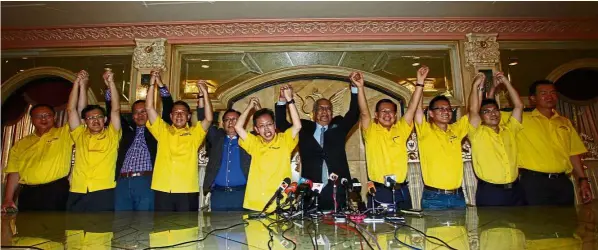  ??  ?? he chosen : Adenan (centre) leading the joy of the 10 SUPP candidates after the press conference in Kuching.