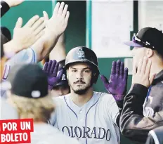  ??  ?? Nolan Arenado y los Rockies de Colorado pelean por retener el segundo wild card de la Liga Nacional, cuando el equipo no avanza a los playoffs desde el 2009.