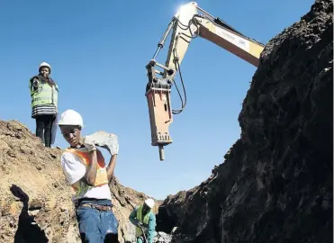  ?? / SANDILE NDLOVU ?? Patricia Gumbi, top left, directs Lehlohonol­o Raithule who was hired with 47 other people after their protest over jobs led to the grounding of a housing project in De Deur, south of Joburg.