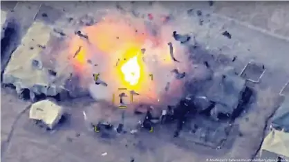  ??  ?? Fotograma de un vídeo publicado por el Ejército de Azerbaiyán que muestra la explosión de un misil contra un objetivo armenio.