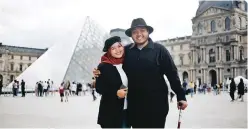  ?? NUR SYAMSIYAH FOR JAWA POS ?? TETAP BUKA: Nur Syamsiah bersama sang suami di depan area Musée de Louvre awal September lalu.