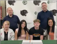  ?? MARK PEREZ-KRYWANY — THE MORNING JOURNAL ?? Robert Palmer signs his letter of intent to play basketball at the University of Findlay with his family.