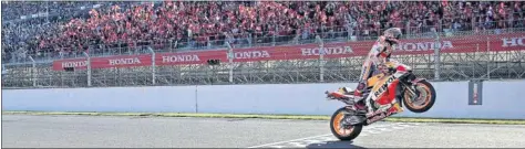  ??  ?? META. Márquez entró en la meta del GP de Japón haciendo un caballito con su Honda para celebrar la victoria y el título.