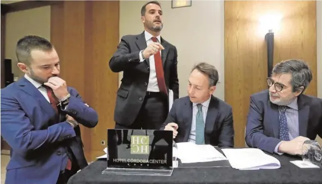  ?? VALERIO MERINO ?? Alejandro González (i), Iván Zaldúa (arriba) y Carlos González (d), consejeros del Córdoba CF SAD, en la Junta de Accionista­s en 2020